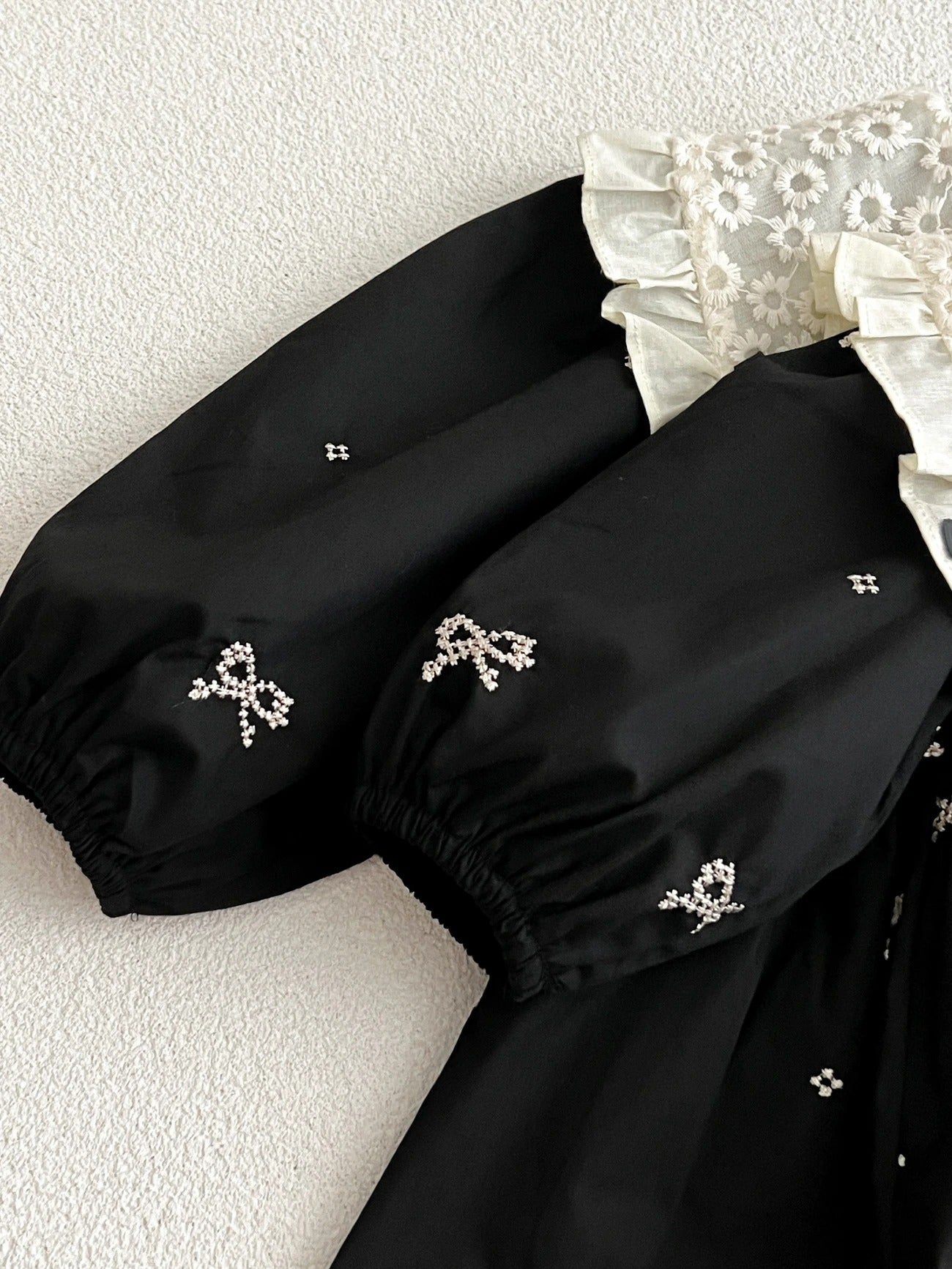 Romper Elegante con Cuello de Encaje – Negro