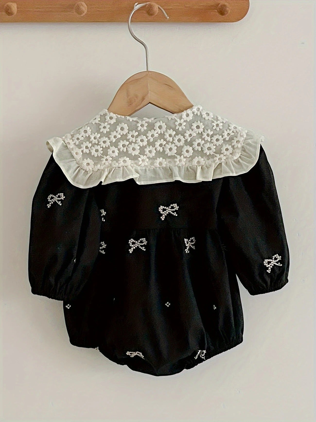 Romper Elegante con Cuello de Encaje – Negro