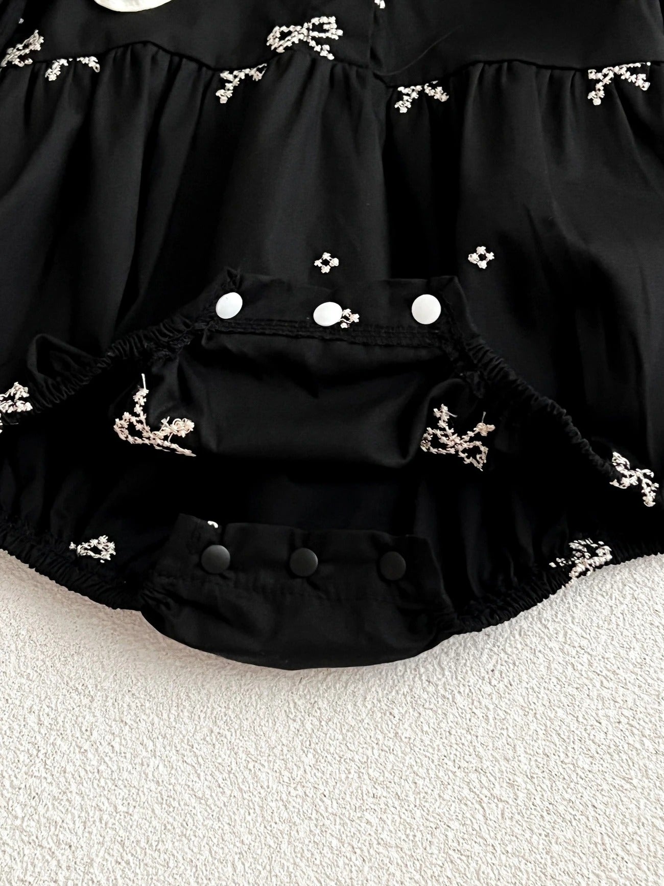 Romper Elegante con Cuello de Encaje – Negro