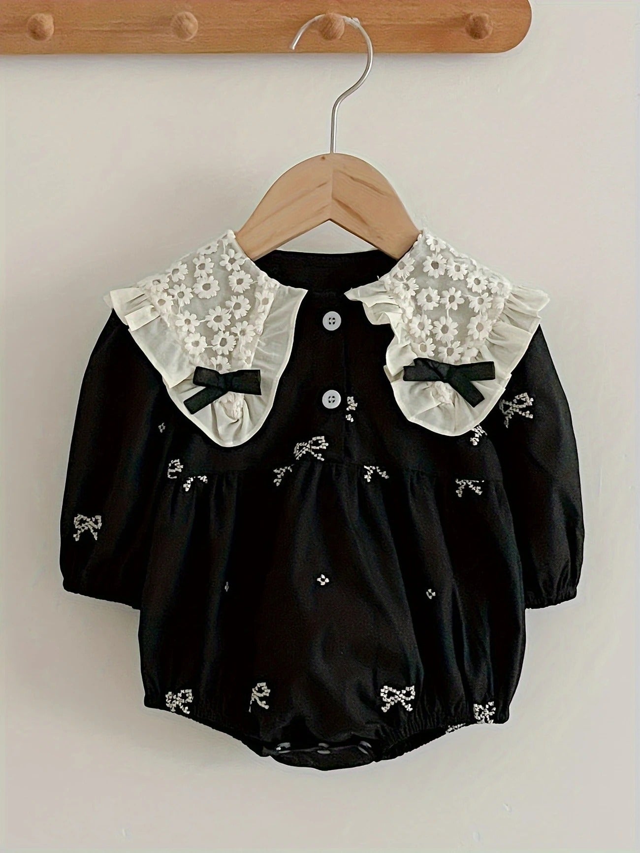 Romper Elegante con Cuello de Encaje – Negro