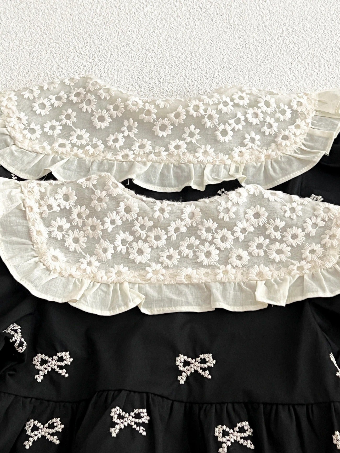 Romper Elegante con Cuello de Encaje – Negro
